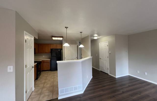 3 Bedrooms 2.5 Bedroom Townhome in Quail Run Coming Soon!    *****Half Off December Rent!**** Gallery 4