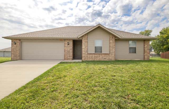3 bedroom home in Monte Cristo neighborhood with fenced in yard photos photos