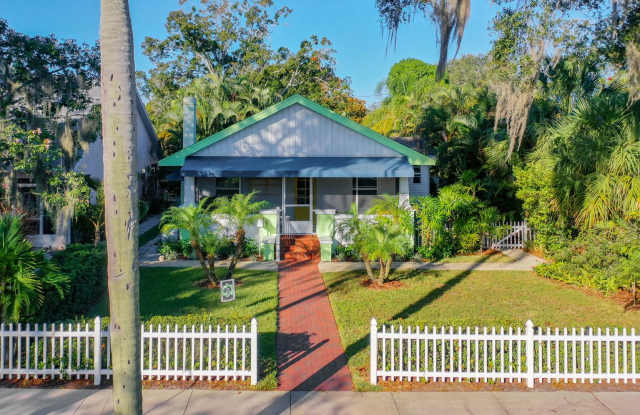 Charming two bedroom two bathroom cottage in North St. Petersburg Fully Updated. photos photos