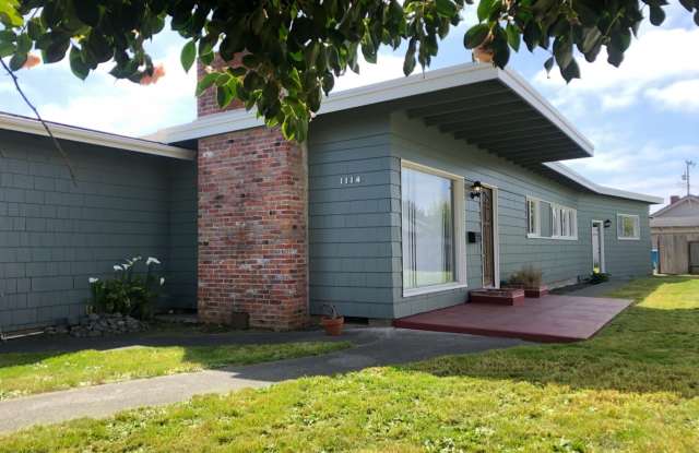 East Eureka! Very cool house and yard! 4/2, Oversized 2 car garage - 1114 Everding Street, Eureka, CA 95503