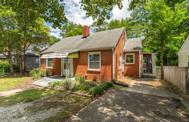 Perfect Location! 2BR/1BA Home Near Duke & Downtown Durham Gallery 1