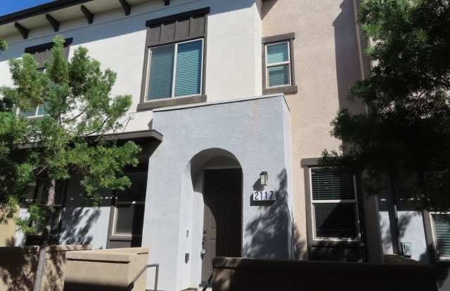 Immaculate Three bedroom Townhome in Gated Community Gallery 1