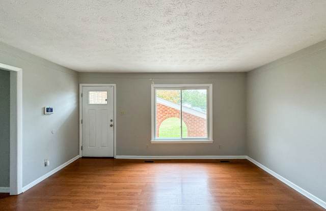 Charming 3 Bed 2 Bath Brick Ranch Gallery 3