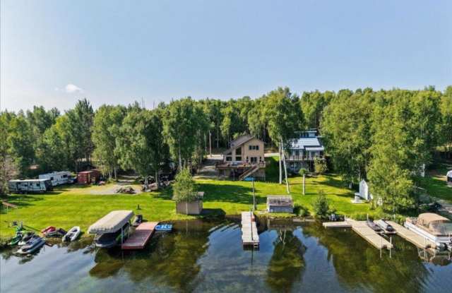 Fully Furnished Luxury Lake Living with private dock! 5 bedrooms/ 3 bathrooms/ 2 car garage and double kitchen/ living/ laundry areas plus separate entrances, perfect for multi generational families! Gallery 4