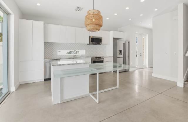 4bd/3.5bth by Tamiami Trl & Bee Ridge; Stunning Townhouse photos photos