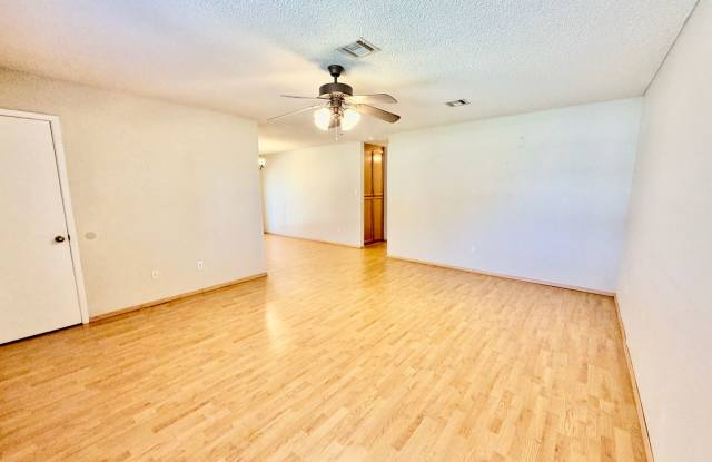 Charming 3-Bedroom Home with Wood Flooring and Large Yard in Yuma Gallery 4