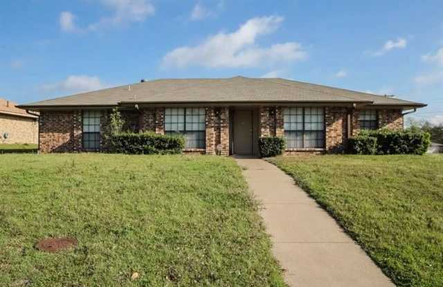 501 Danny Drive - 501 Danny Drive, DeSoto, TX 75115