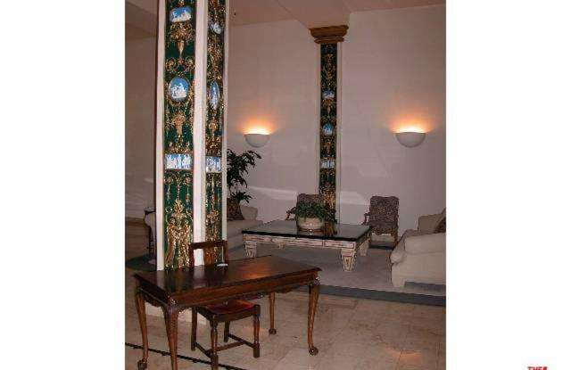 9233 Burton Way - 9233 Burton Way, Beverly Hills, CA 90213