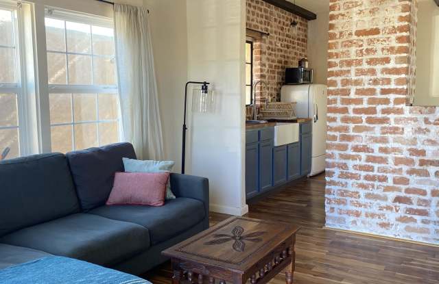 1134 North Wilson Avenue - Front Gallery 4