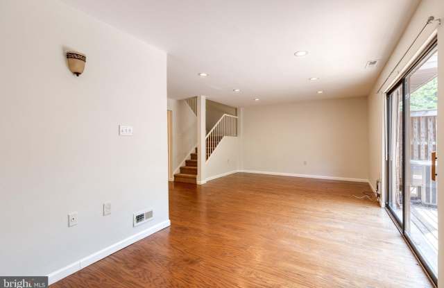 10564 CROSS FOX Lane Gallery 3