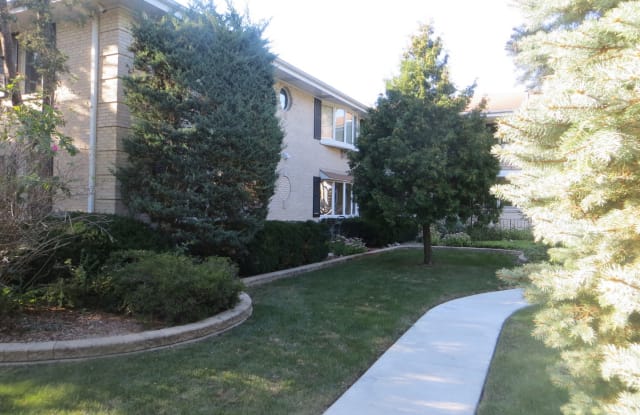 718 East Shabonee Trail - 718 East Shabonee Trail, Mount Prospect, IL 60056