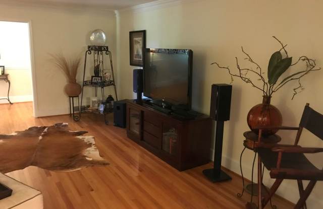 Charming 3BR Home Near Normaltown with Covered Porch & Hardwood Floors Gallery 4
