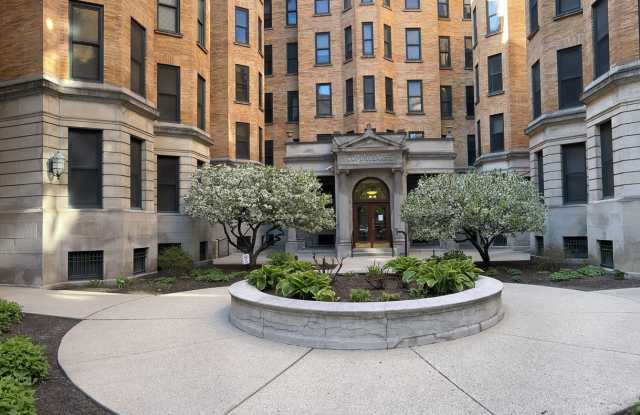 550 W SURF Street - 550 West Surf Street, Chicago, IL 60657