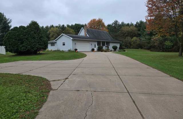 $2,200| 3BD 2 BA| 14995 50th Ave 15th| Available February 1st! - 14995 50th Avenue, Lake Hallie, WI 54729