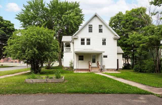 Spacious 5-Bedroom Home with 2-Car Garage – 820 10th St. E, Menomonie photos photos