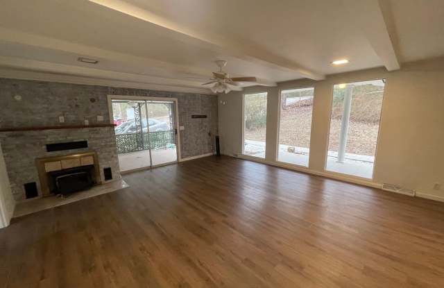 Rental Home in Hollister MO 3 bedroom 3 bath home with garage and fenced yard Gallery 4