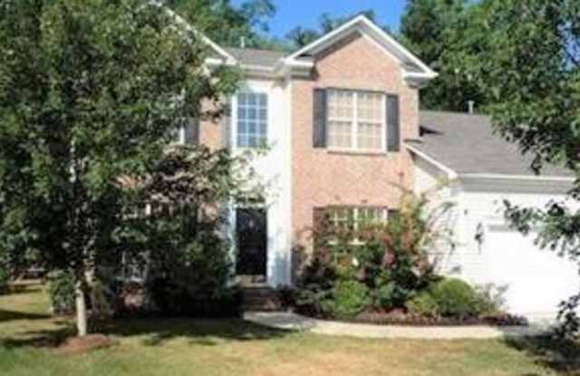 Awesome pet-friendly South Charlotte home on cul-de-sac for lease! Gallery 1