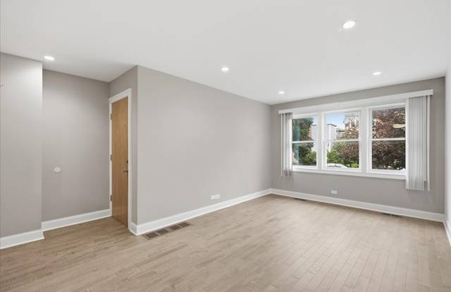 2553 W Summerdale Avenue Gallery 2