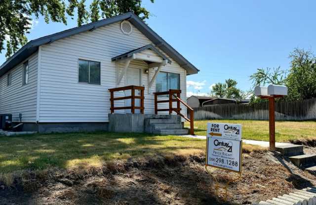 For Rent: 2 Bedroom, 1 Bathroom Home with Garage and Large Yard photos photos