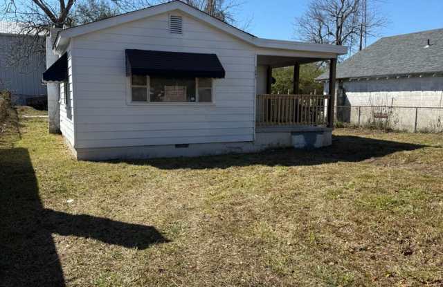 2 bedroom home in Historic Downtown Walking District of Morehead City with fenced in yard photos photos