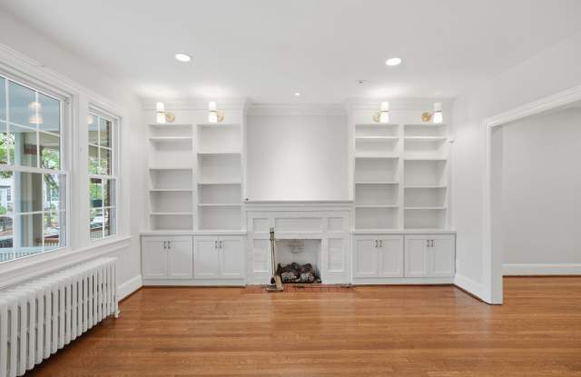 Glover Park Townhome | 4 Bed | 3.5 Bath | 2,500 Sf | Large Front Porch & Fenced-In Backyard w/ Deck Gallery 3