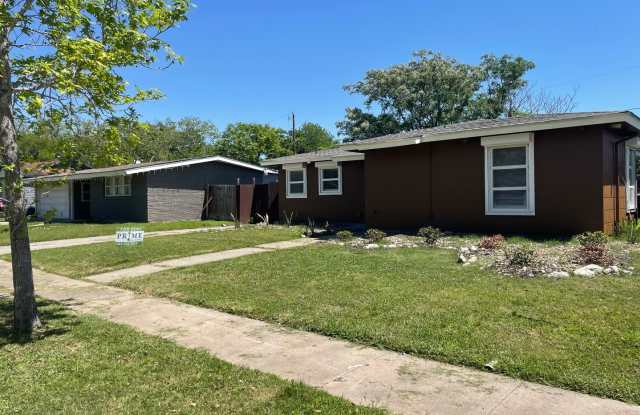 Centrally Located 3-Bedroom Home with Additional Back Apartment photos photos Centrally Located 3-Bedroom Home with Additional Back Apartment photos photos