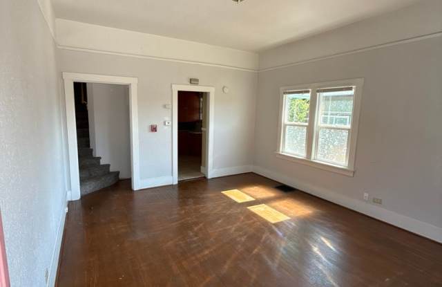 Charming Craftsman-Style 3-bedroom 1 bath duplex photos photos