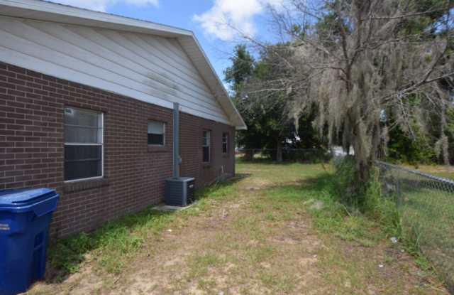 2 Bedroom 1 Bath Duplex For Rent at 933 Char Mil Avenue South Lake Alfred, FL 33850 Gallery 3