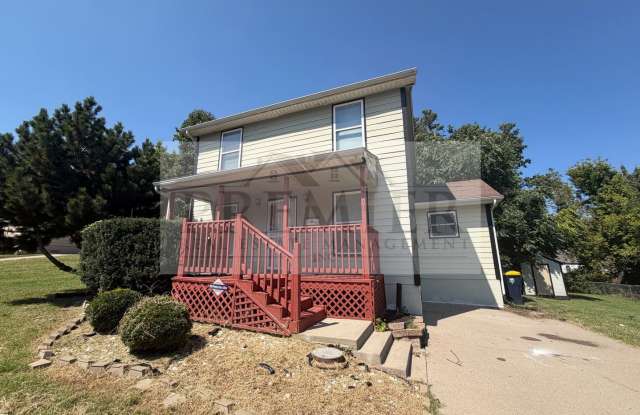 1610 E 37th street KCMO - 4 bed / 1.5 Single family home/ 2 story - Rent 1695 / Deposit 1695 Gallery 1