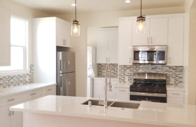 338 1/2 N Genesee Ave - 338 1/2 N Genesee Ave, Los Angeles, CA 90036