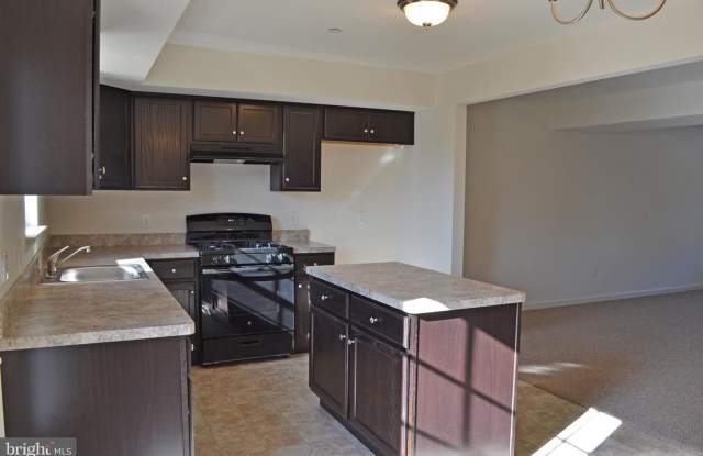 Newer built, Lovely 3 Bedroom, 2.5 bath. Pet Friendly Home in Blue Mtn SD Gallery 3