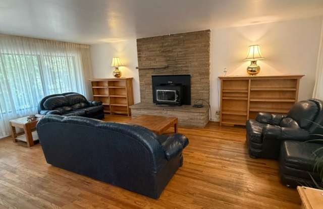 GORGEOUS Holladay Home! Gallery 3