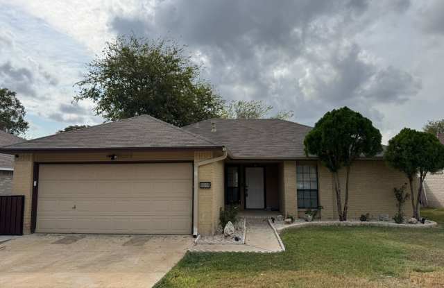 Beautiful Move-In Ready Home with Spacious Living Area and Fireplace - 5215 Fawn Lake Drive, Bexar County, TX 78244
