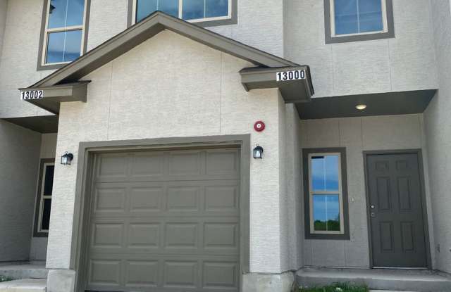 Charming 3 Bedroom Townhome Near I-35 & Randolph AFB Gallery 3