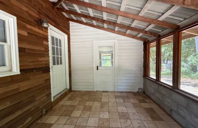 Charming 3-Bedroom, 2-Bath House with Detached Garage on west side of Athens, GA Gallery 1