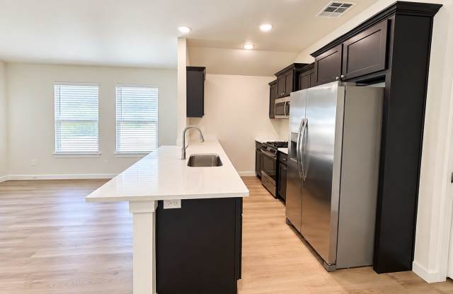 NEWLY CONSTRUCTED 3BR/2BA Duplex Near Quail Springs Mall Gallery 3