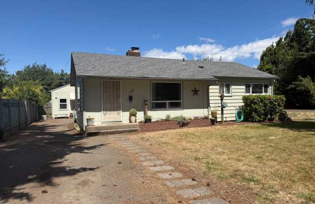 Beautifully updated 3-bedroom 1 bath duplex in Springfield! Gallery 1