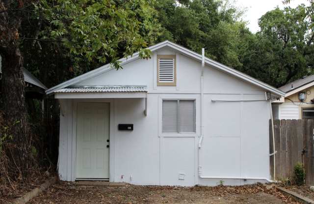 STUDIO GARAGE APARTMENT, ALL BILLS PAID photos photos