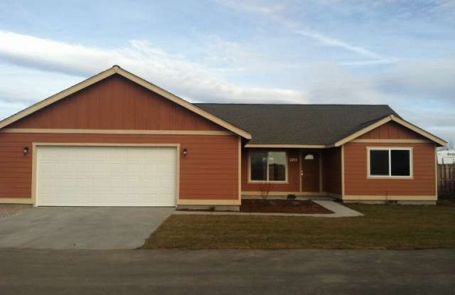 $1,000 off 1st Month's Rent!!! Great 3 Bedroom Home in NE Redmond! 2212 NE Arapahoe Court photos photos