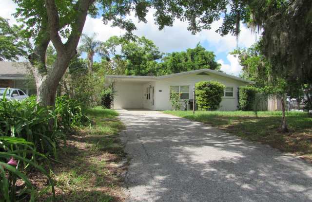 LOVELY 2 BEDROOM SINGLE FAMILY HOME IN CLERMONT WITH A HUGE FENCED BACK YARD photos photos