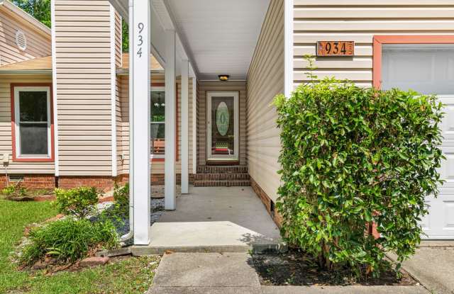 Home in Cul-De-Sac Gallery 4