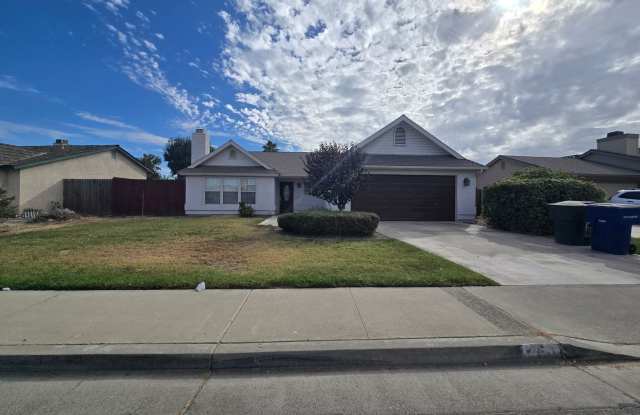 3 BR 2 BA Available Now - 761 East Encore Drive, Hanford, CA 93230