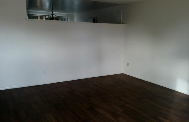 7154 W Holly St Gallery 4