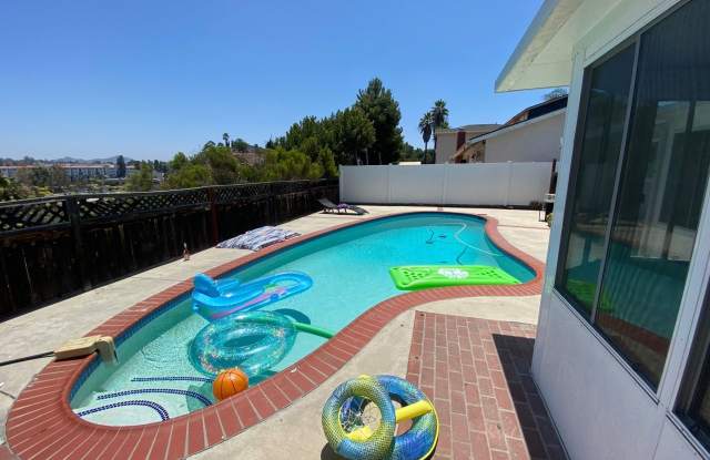 4BD/2BA w/ POOL! Gallery 1