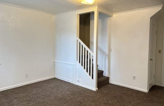 3Bd/1Ba Two Story House - Available to View! Gallery 3