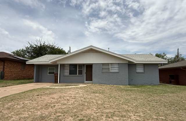 Large 4/2 with fenced in back yard photos photos