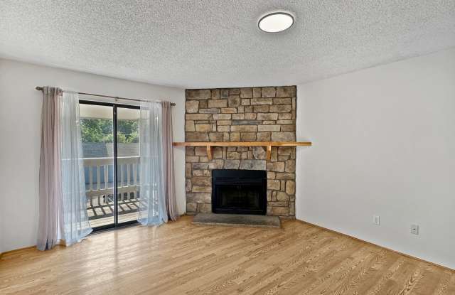 Charming 2-Bedroom Condo in Prime Location - Woodside Village Gallery 4