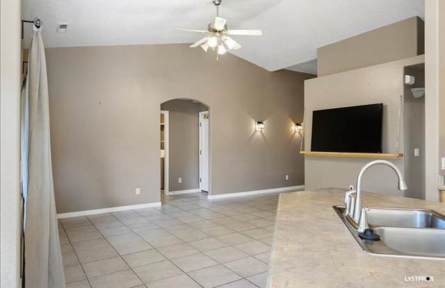 Painted Desert Beauty! Corner home! Gallery 4