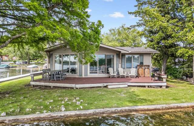 Winter Getaway at Lake Wawasee - 3 Br Ranch style home near Oakwood! Gallery 1