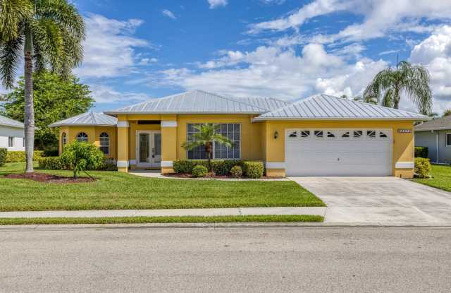 ** MEADOWBROOK OF BONITA ** 3 BED / 2 BATH - POOL HOME - TURNKEY FURNISHED - SEASONAL RENTAL photos photos